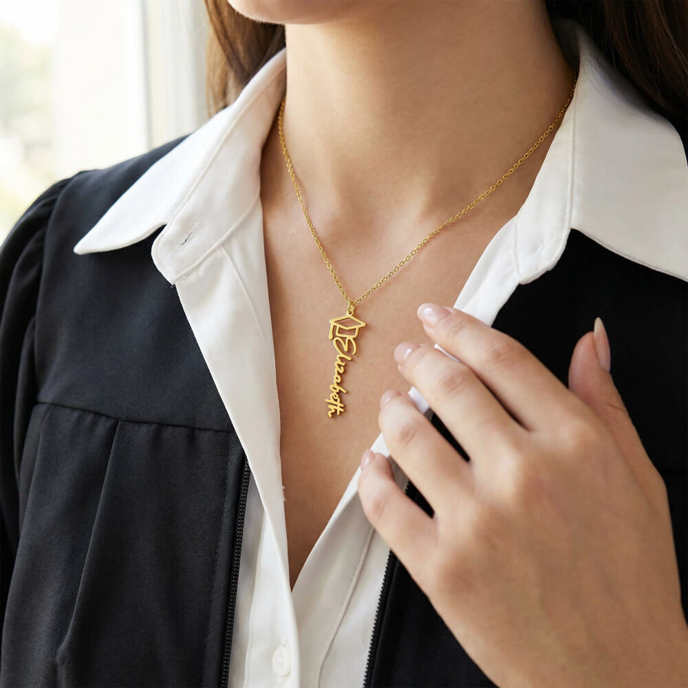 Custom Graduation Name Necklace – Personalized Pendant with Grad Cap Charm